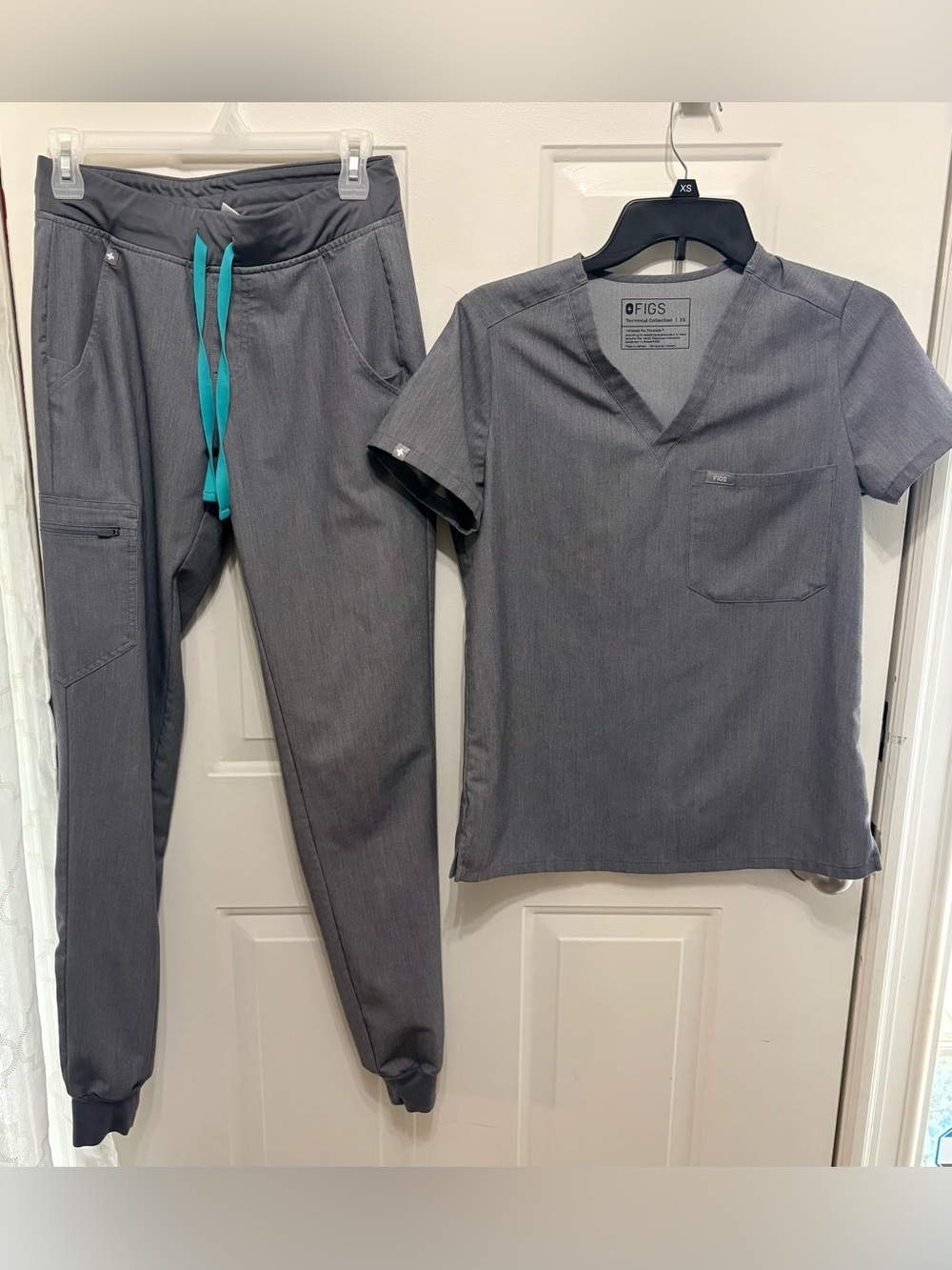 Figs V-Neck One-pocket sz XS and Zamora joggers XS Tall